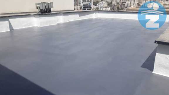 اجرای عایق نانو روی پشت‌بام سیمانی در حال ساخت