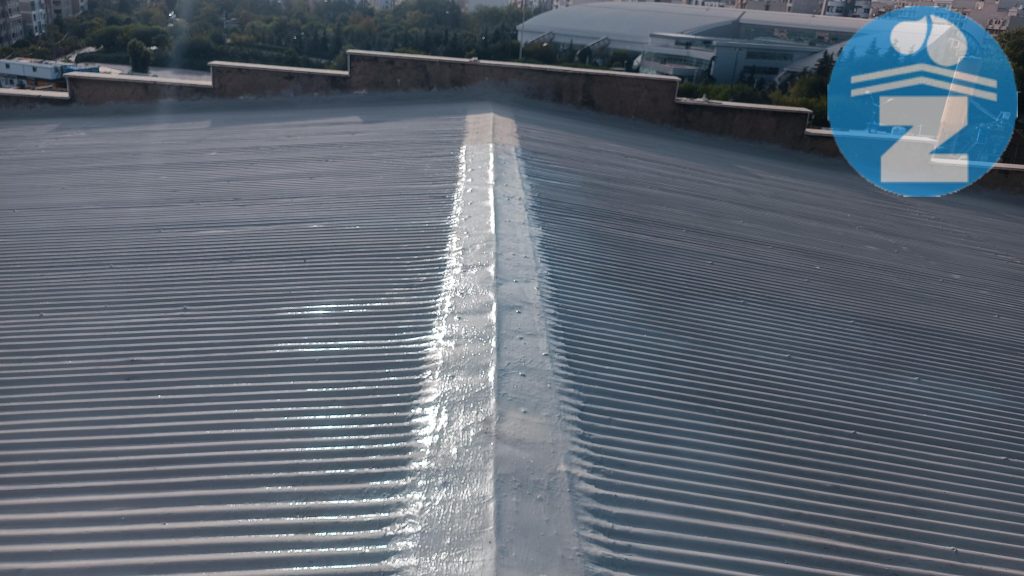 تصویر عایق سقف سوله با استفاده از محصولات نانو دالاهو شیمی افرا جهت آب‌بندی و حفاظت حرارتی