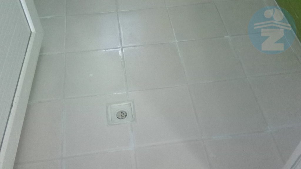 اجرای عایق بی‌رنگ روی سطح کاشی در محیط مرطوب